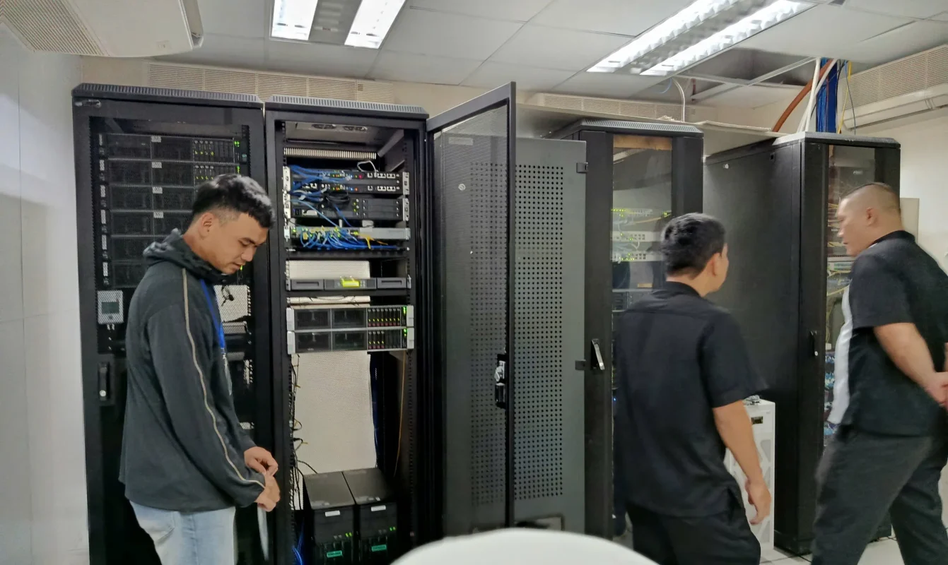 Thi Công Hạ Tầng Mạng Chuyên Nghiệp Tại Đà Nẵng thi cong phong may chu e1756375812299